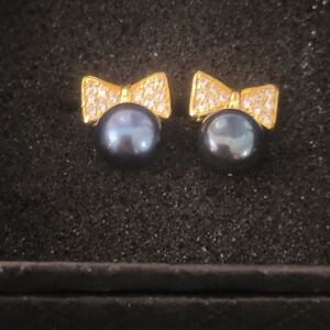 Genuine freshwater dark pearl earrings with bow